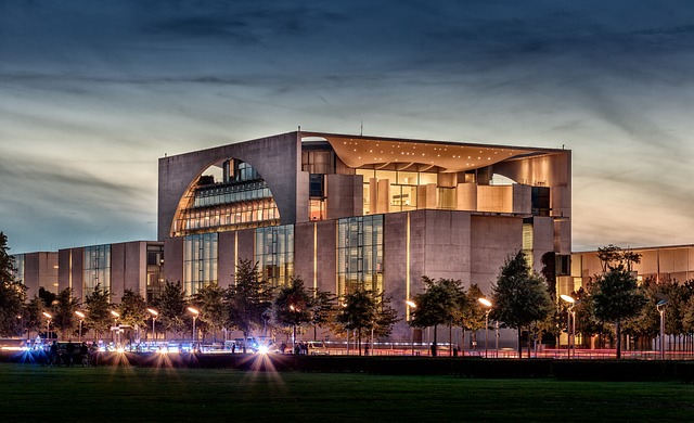 Das Bundeskanzleramt in Berlin im Abendlicht  