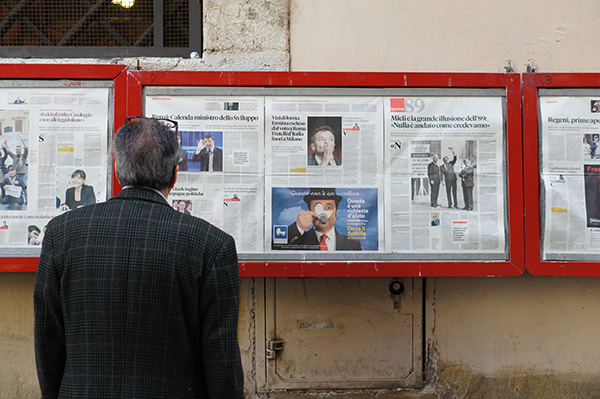 Ein Mann liest in einer Wandzeitung