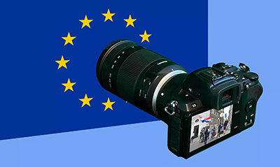 Abbildung: Kamera, auf Europaflagge gerichtet